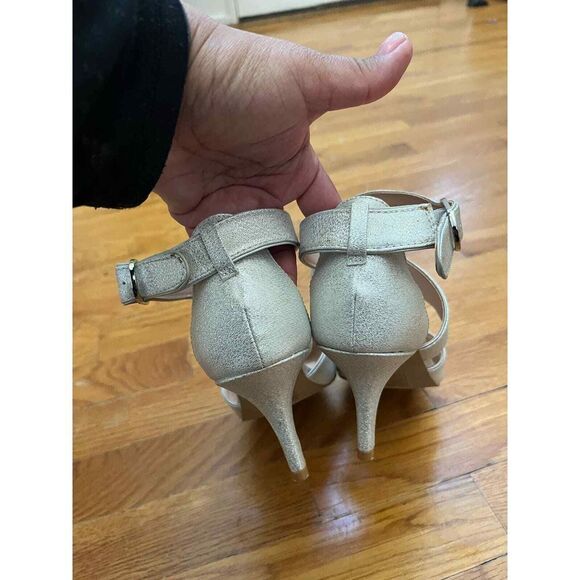 Kelly & Katie Maryrae Silver Metallic Crossover Strap Pointed Pumps Size 7.5 - Picture 6 of 11